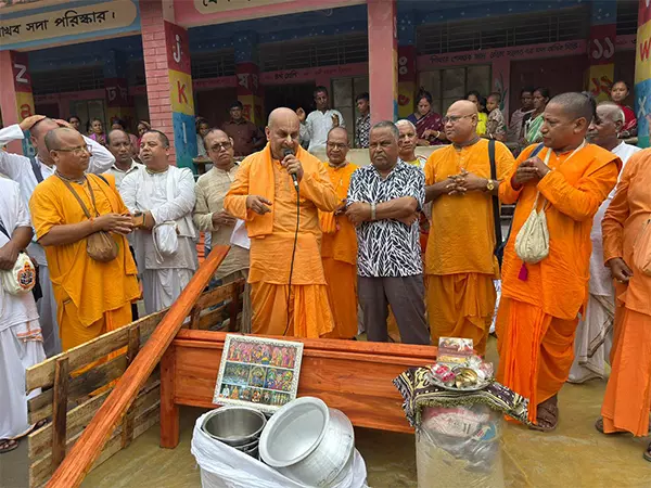 ISKCON ने बांग्लादेश में हमलों से प्रभावित हिंदू परिवारों को प्रदान की सहायता ISKCON ने बांग्लादेश में हमलों से प्रभावित हिंदू परिवारों को प्रदान की सहायता