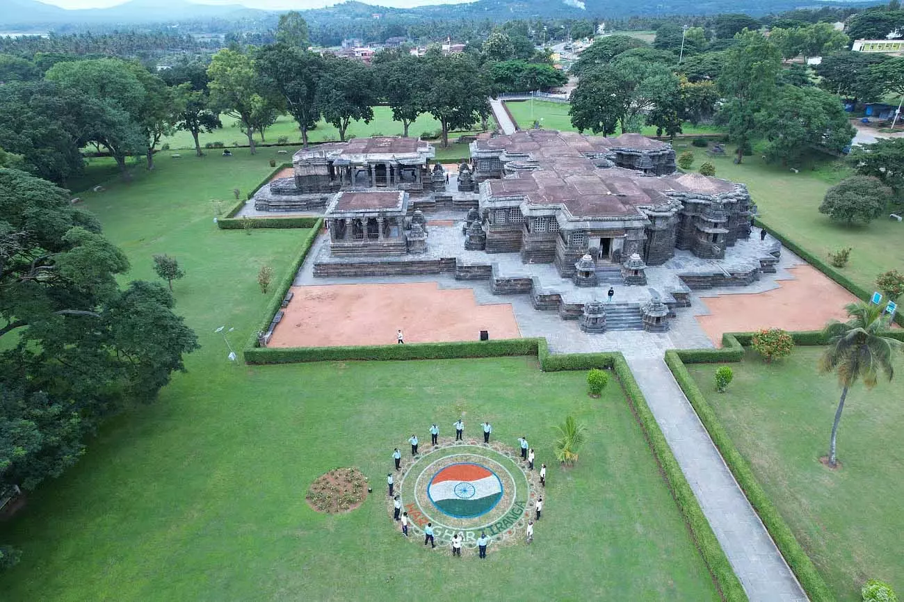 Halebidu : होयसलेश्वर की सुंदरता को बढ़ाने वाला तिरंगा Halebidu : होयसलेश्वर की सुंदरता को बढ़ाने वाला तिरंगा