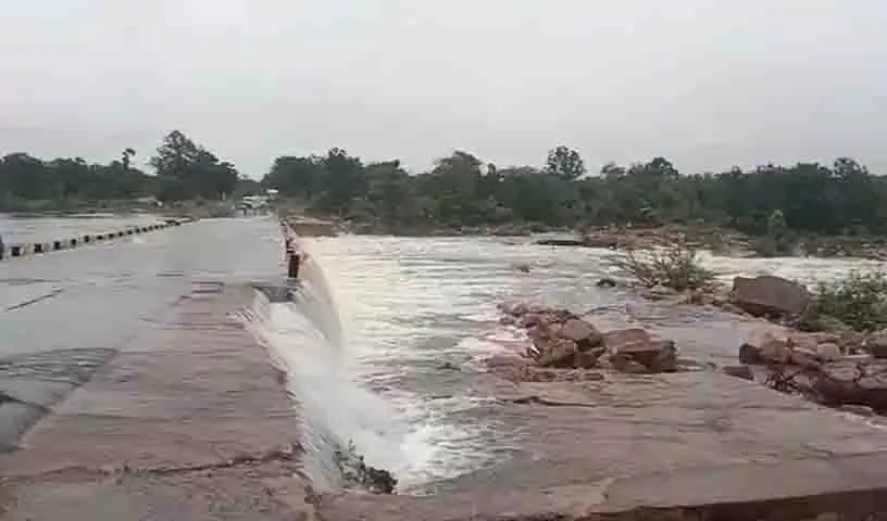 Vikarabad में भारी बारिश के बीच भूकंप से लोग सहमे Vikarabad में भारी बारिश के बीच भूकंप से लोग सहमे