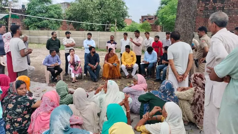 Haryana : महापौर ने मुकरबपुर में डायरिया प्रभावित परिवारों से बातचीत की Haryana : महापौर ने मुकरबपुर में डायरिया प्रभावित परिवारों से बातचीत की