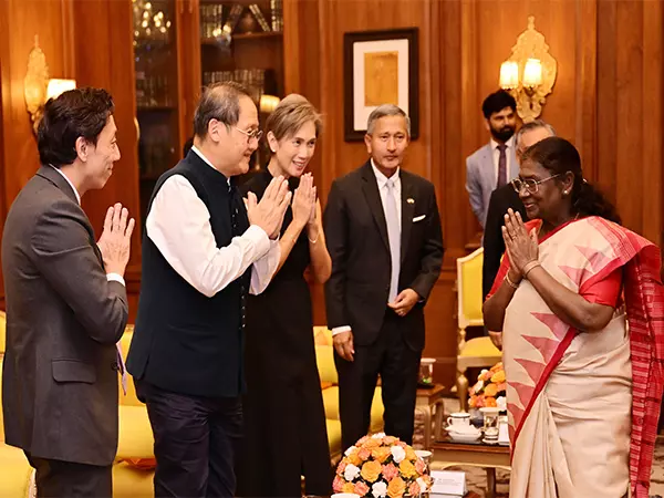 अनिश्चित वैश्विक माहौल में भी भारत-सिंगापुर व्यापक रणनीतिक साझेदारी फल-फूल रही है: President Murmu अनिश्चित वैश्विक माहौल में भी भारत-सिंगापुर व्यापक रणनीतिक साझेदारी फल-फूल रही है: President Murmu