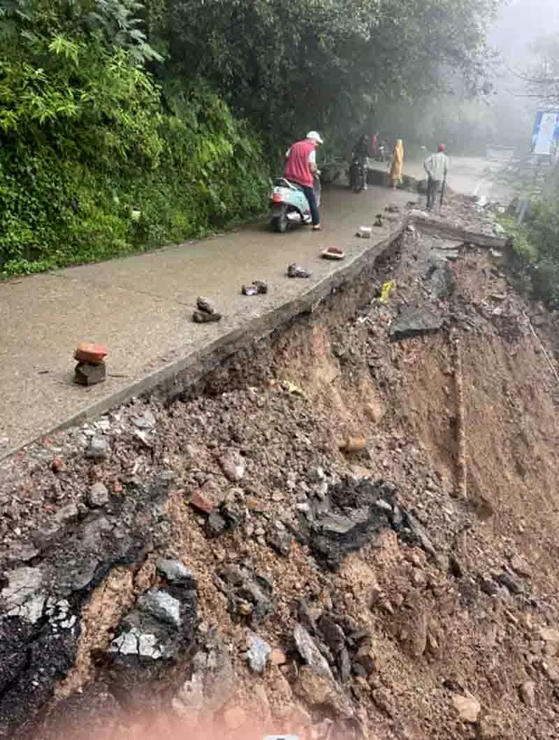Himachal: भूस्खलन के बाद खड़ा डांडा सड़क धंसी Himachal: भूस्खलन के बाद खड़ा डांडा सड़क धंसी