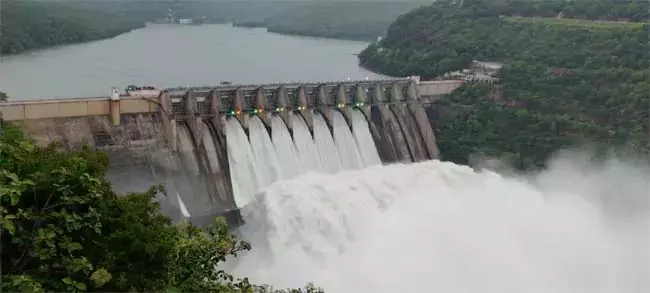 Andhra : श्रीशैलम जलाशय में भारी बाढ़ सात गेट खोले गए और पानी छोड़ा गया Andhra : श्रीशैलम जलाशय में भारी बाढ़ सात गेट खोले गए और पानी छोड़ा गया