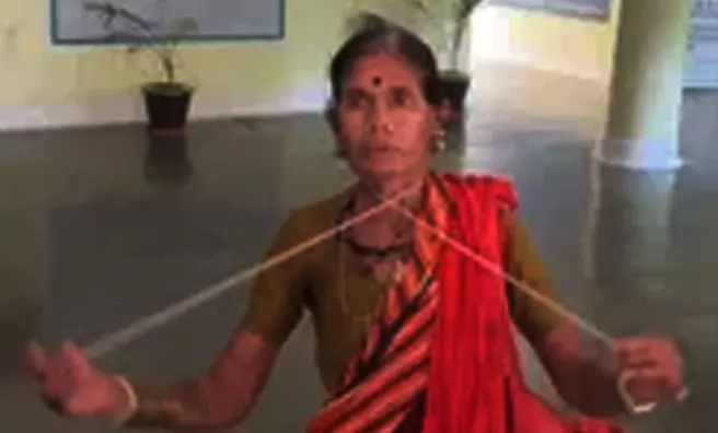गले में रस्सी फंसाकर कलेक्टर के पास पहुंची महिला, मचा हड़कंप गले में रस्सी फंसाकर कलेक्टर के पास पहुंची महिला, मचा हड़कंप