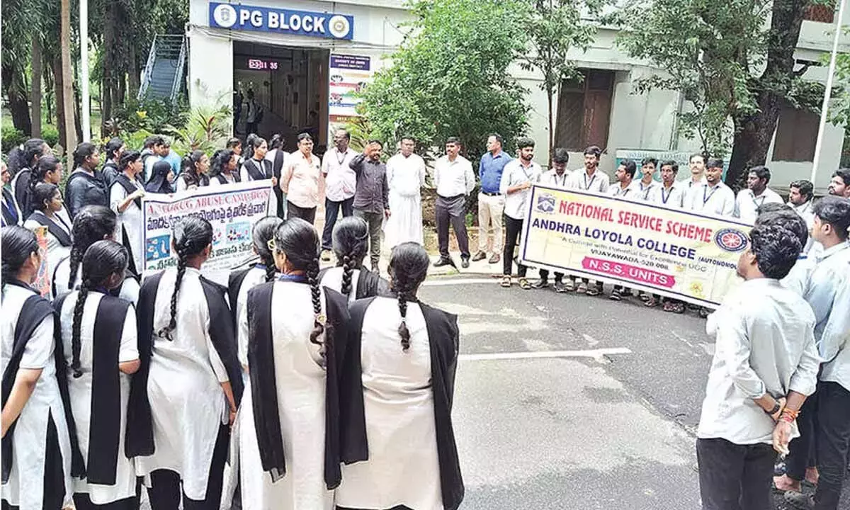 Andhra: छात्रों ने नशीली दवाओं के दुरुपयोग के खिलाफ सामूहिक शपथ ली Andhra: छात्रों ने नशीली दवाओं के दुरुपयोग के खिलाफ सामूहिक शपथ ली