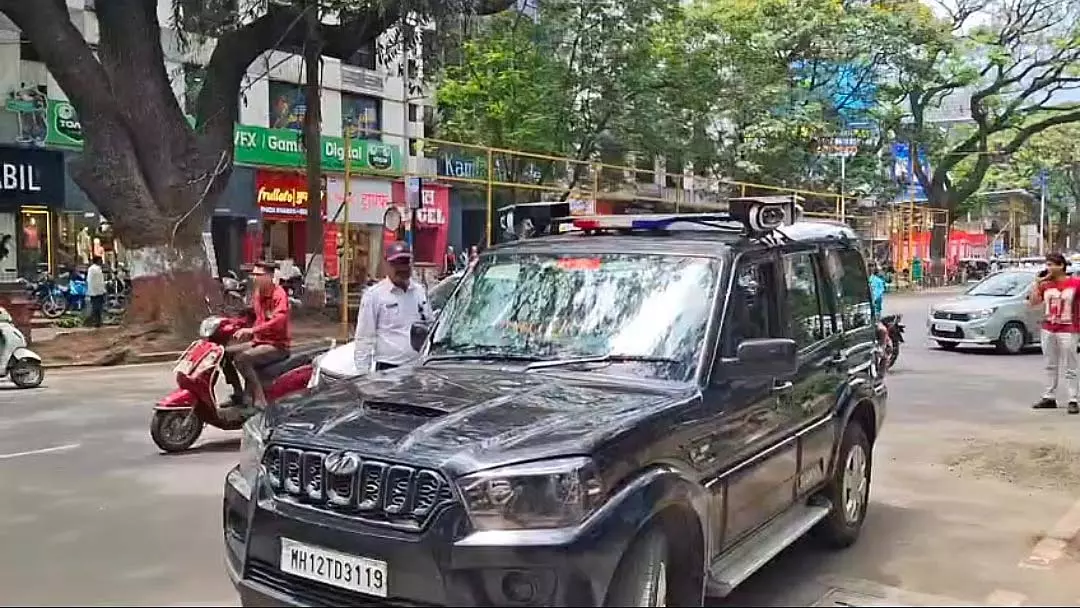 Pune : पुलिस ने यातायात उल्लंघनों पर अंकुश लगाने के लिए एआई-सक्षम ई-चालान वाहन तैनात किए Pune : पुलिस ने यातायात उल्लंघनों पर अंकुश लगाने के लिए एआई-सक्षम ई-चालान वाहन तैनात किए