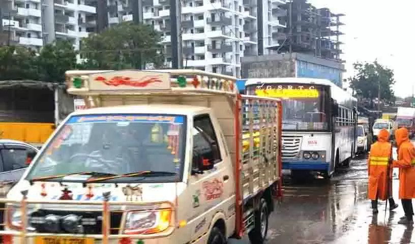 Telangana में मूसलाधार बारिश से फसलें बर्बाद, दो लोग डूबे, एक लापता Telangana में मूसलाधार बारिश से फसलें बर्बाद, दो लोग डूबे, एक लापता