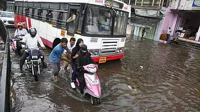 Andhra : भारी बारिश से विजयवाड़ा में पानी भरा, एक की मौत Andhra : भारी बारिश से विजयवाड़ा में पानी भरा, एक की मौत