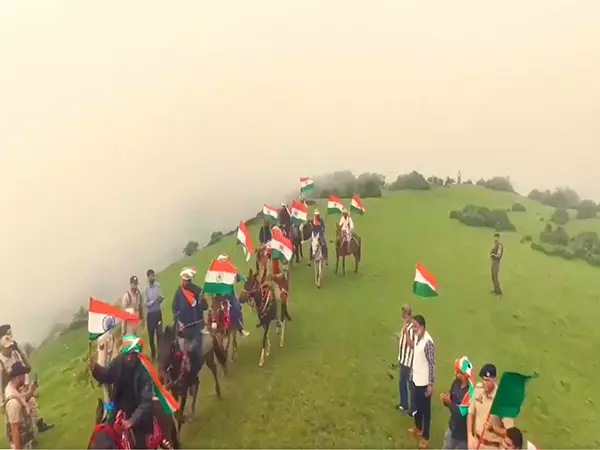 उपराज्यपाल ने की Rajouri में खानाबदोश आदिवासियों द्वारा आयोजित तिरंगा घोड़ा रैली की सराहना उपराज्यपाल ने की Rajouri में खानाबदोश आदिवासियों द्वारा आयोजित तिरंगा घोड़ा रैली की सराहना