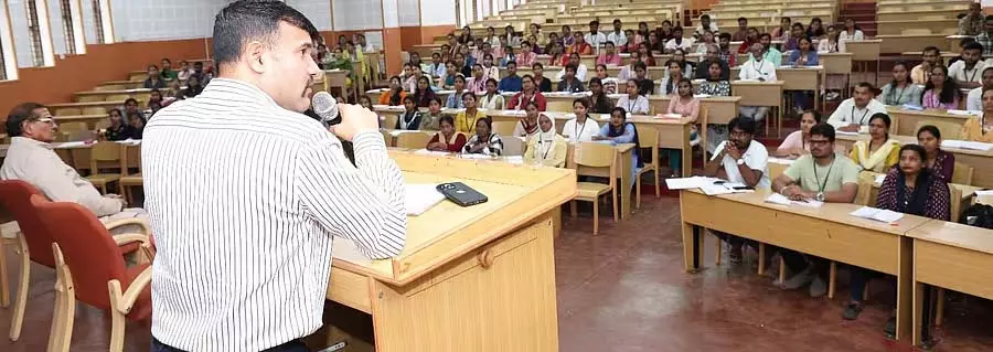 उच्च पद का लक्ष्य रखें: रवि डी. चन्ननवर की छात्रों को सलाह उच्च पद का लक्ष्य रखें: रवि डी. चन्ननवर की छात्रों को सलाह