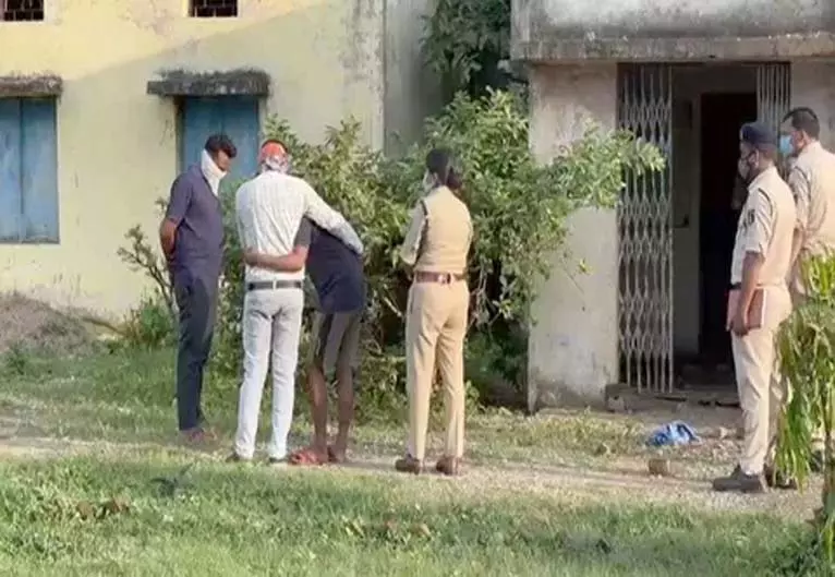खंडहर स्कूल में 13 वर्षीय बच्चे की लाश मिलने से हड़कंप, हत्या की आशंका खंडहर स्कूल में 13 वर्षीय बच्चे की लाश मिलने से हड़कंप, हत्या की आशंका