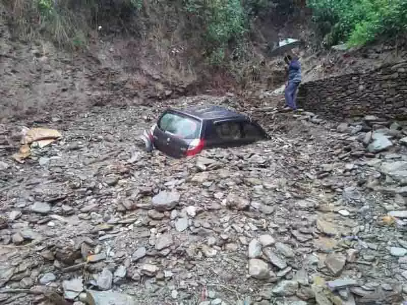 Kullu के अन्नी इलाके में बादल फटने से कई गाड़ियां बह गईं Kullu के अन्नी इलाके में बादल फटने से कई गाड़ियां बह गईं