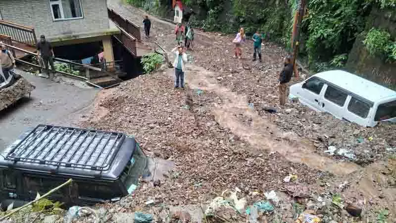 Himachal में भारी बारिश से बाढ़, 300 सड़कें बंद, दिल्ली में जलभराव Himachal में भारी बारिश से बाढ़, 300 सड़कें बंद, दिल्ली में जलभराव