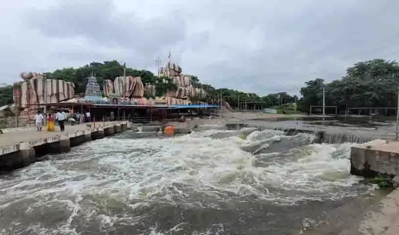 भारी बाढ़ के कारण एडुपायला Sri Vanadurga Bhavani मंदिर को बंद करना पड़ा भारी बाढ़ के कारण एडुपायला Sri Vanadurga Bhavani मंदिर को बंद करना पड़ा