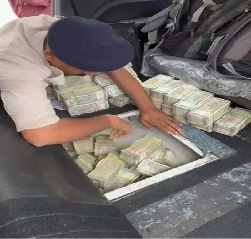 करोड़ों की नकदी पकड़ी गई, गुजरात के दो युवक गिरफ्तार, आयकर विभाग कर रहा जांच करोड़ों की नकदी पकड़ी गई, गुजरात के दो युवक गिरफ्तार, आयकर विभाग कर रहा जांच