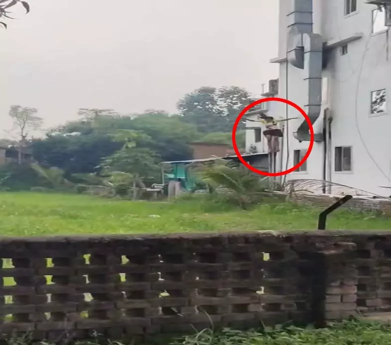होटल की तीसरी मंजिल से कूदकर युवती ने की सुसाइड की कोशिश, रायपुर में भर्ती होटल की तीसरी मंजिल से कूदकर युवती ने की सुसाइड की कोशिश, रायपुर में भर्ती