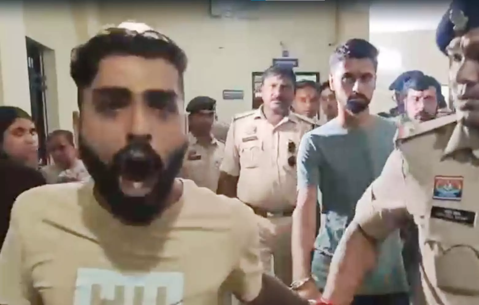 यश शर्मा हत्याकांड के आरोपी ने पत्रकार को दी गालियां, कोर्ट ने दी आजीवन कारावास की सजा यश शर्मा हत्याकांड के आरोपी ने पत्रकार को दी गालियां, कोर्ट ने दी आजीवन कारावास की सजा