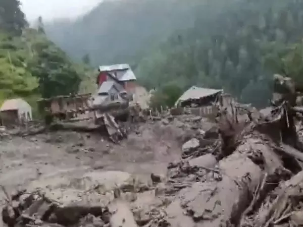किश्तवाड़ में भारी बादल फटने के बाद PM Modi ने सहायता का दिया आश्वासन किश्तवाड़ में भारी बादल फटने के बाद PM Modi ने सहायता का दिया आश्वासन