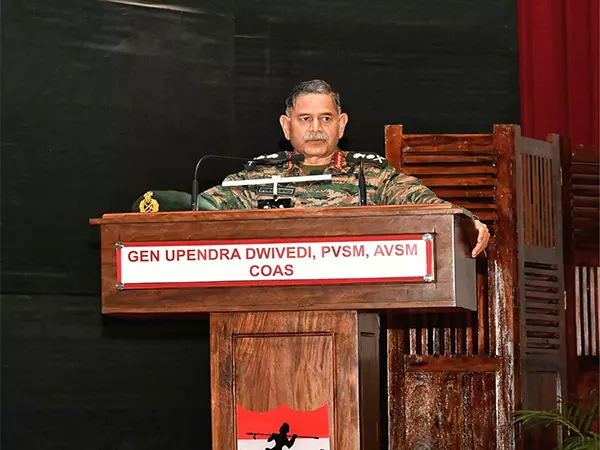 Upendra Dwivedi ने बठिंडा सैन्य स्टेशन पर सुरक्षा और परिचालन तैयारियों की समीक्षा की Upendra Dwivedi ने बठिंडा सैन्य स्टेशन पर सुरक्षा और परिचालन तैयारियों की समीक्षा की