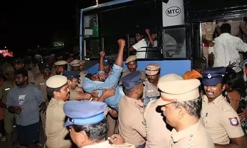 Chennai : प्रदर्शनकारी सफाई कर्मचारियों को आधी रात को गिरफ्तार किया गया Chennai : प्रदर्शनकारी सफाई कर्मचारियों को आधी रात को गिरफ्तार किया गया