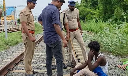 Tamil Nadu : गांजे के नशे में रेलवे ट्रैक पर बैठकर युवक ने किया हंगामा Tamil Nadu : गांजे के नशे में रेलवे ट्रैक पर बैठकर युवक ने किया हंगामा