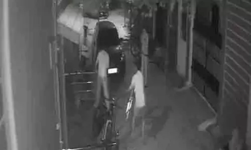 महिला टीचर के घर ठेकेदार ने की गुंडई, तोड़फोड़ कर मचाया उत्पात महिला टीचर के घर ठेकेदार ने की गुंडई, तोड़फोड़ कर मचाया उत्पात