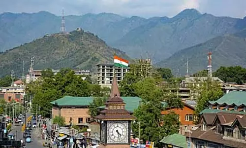 Srinagar : अब कश्मीर में खुलेआम लहरा रहा है तिरंगा Srinagar : अब कश्मीर में खुलेआम लहरा रहा है तिरंगा