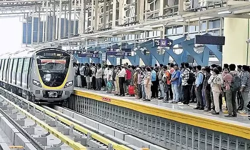 हमारी मेट्रो येलो लाइन: अधिकारियों की लापरवाही से यात्रियों को हो रही परेशानी हमारी मेट्रो येलो लाइन: अधिकारियों की लापरवाही से यात्रियों को हो रही परेशानी
