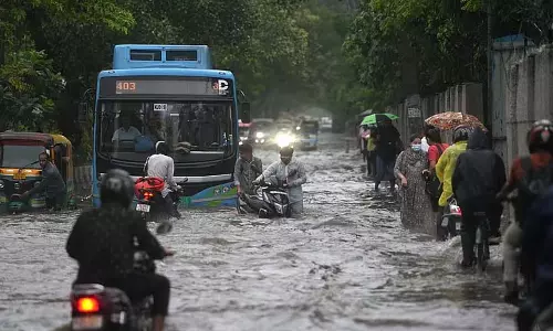 Delhi-NCR में भारी बारिश से जाम और जलभराव, IMD का रेड अलर्ट