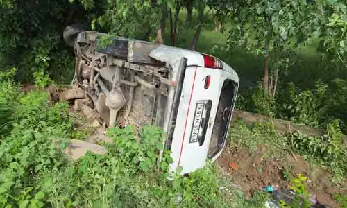 Dera Bassi के पास स्कूल वैन पलटने से 4 छात्र घायल Dera Bassi के पास स्कूल वैन पलटने से 4 छात्र घायल