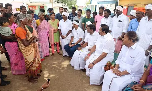 Tamil Nadu : एडप्पादी पलानीस्वामी ने येलागिरी पहाड़ियों के लोगों से की बातचीत