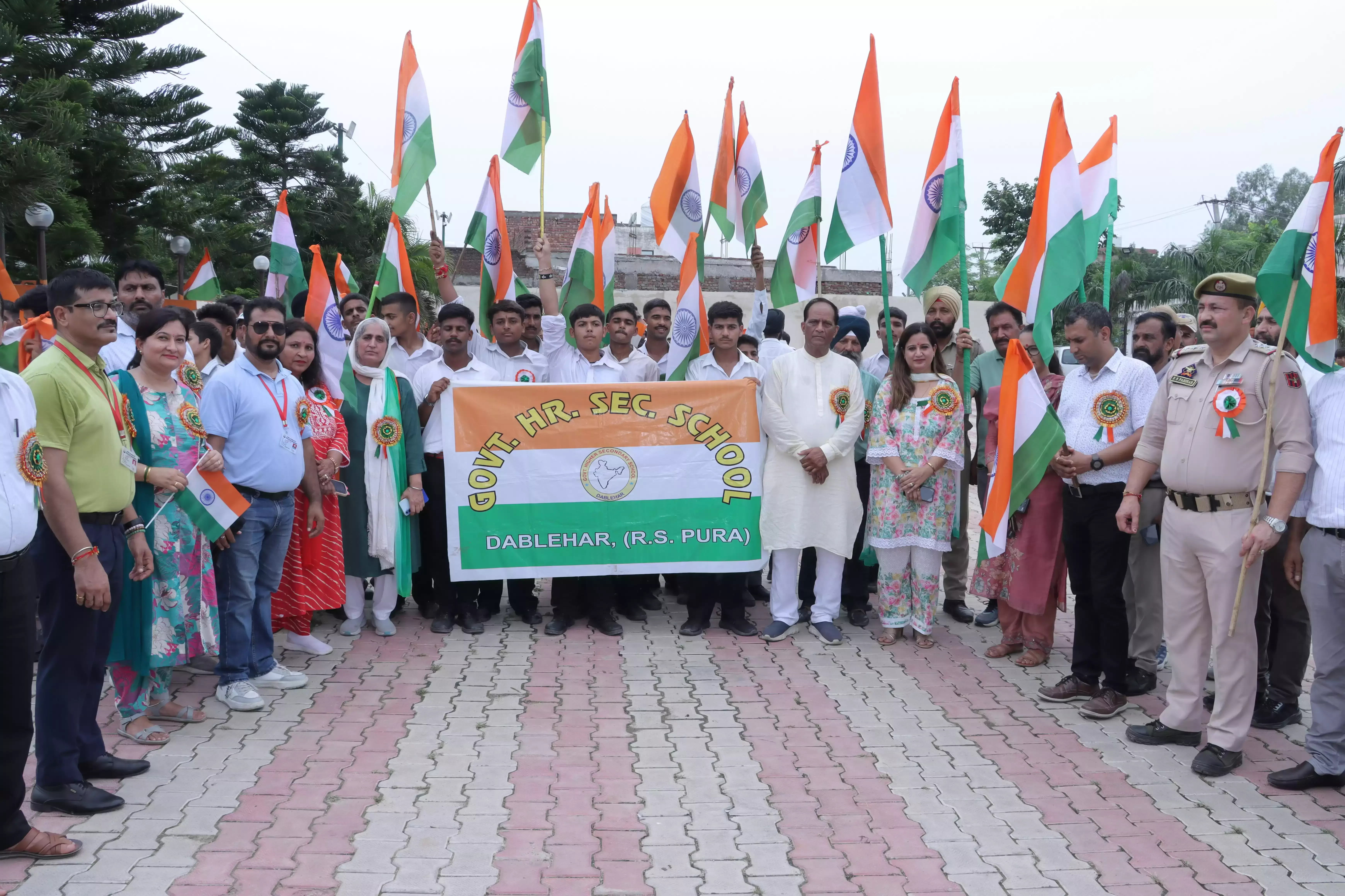Jammu: दबलैहड़ में हायर सेकेंडरी स्कूल की तिरंगा यात्रा आयोजित Jammu: दबलैहड़ में हायर सेकेंडरी स्कूल की तिरंगा यात्रा आयोजित