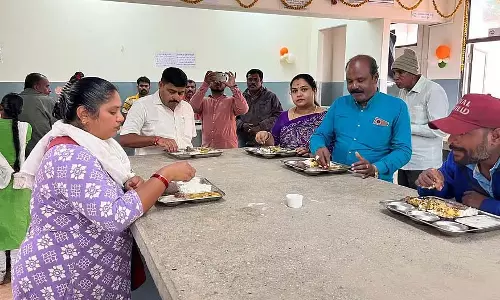 Vijayapura : नगर पालिका अध्यक्ष ने इंदिरा कैंटीन का निरीक्षण किया