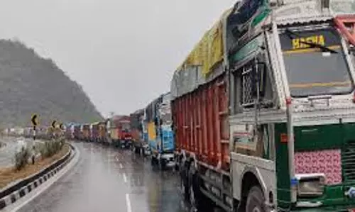 Jammu: जम्मू-श्रीनगर मार्ग पर फिर शुरू हुई आवाजाही