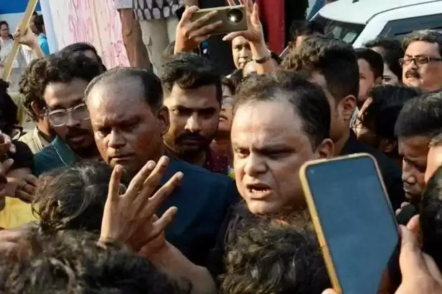 Kolkata: जादवपुर में हमले के मामले में दिल्ली एयरपोर्ट पर गिरफ्तारी