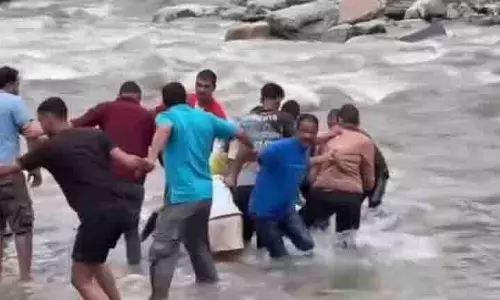 Seraj में लकड़ी के पुल से फिसलकर व्यक्ति की मौत