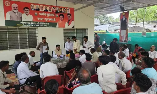 Ashta: विधायक से मिले उमरधड़ के लोग, नयापुरा कीचड़ मुक्त करने की मांग Ashta: विधायक से मिले उमरधड़ के लोग, नयापुरा कीचड़ मुक्त करने की मांग
