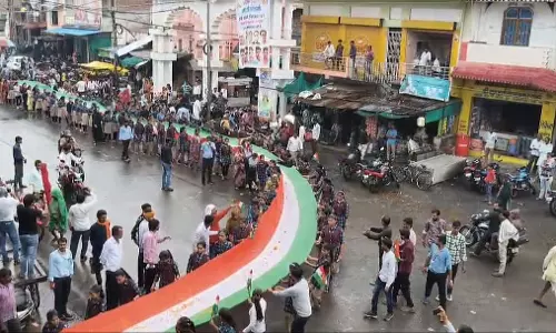 Chhatarpur : 551 फुट लंबे तिरंगे के साथ भव्य यात्रा निकाली गई