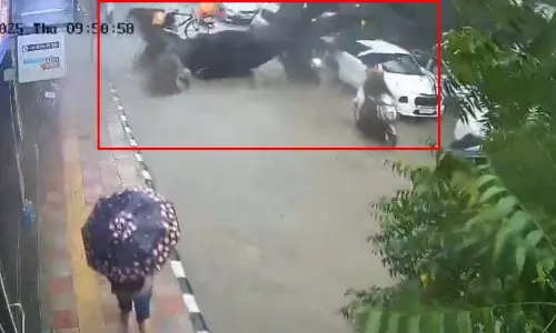 भारी बारिश के बाद पेड़ गिरा, 2 लोग घायल, देखें LIVE VIDEO... भारी बारिश के बाद पेड़ गिरा, 2 लोग घायल, देखें LIVE VIDEO...