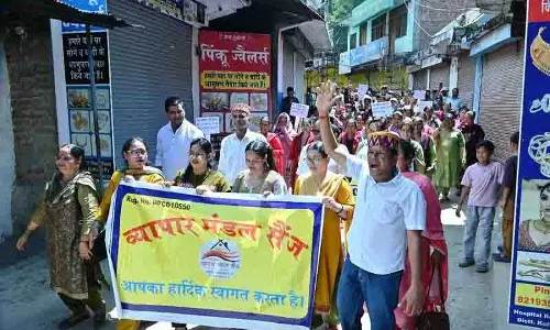 Himachal: सैंज घाटी में सड़क की उपेक्षा के खिलाफ प्रदर्शन Himachal: सैंज घाटी में सड़क की उपेक्षा के खिलाफ प्रदर्शन
