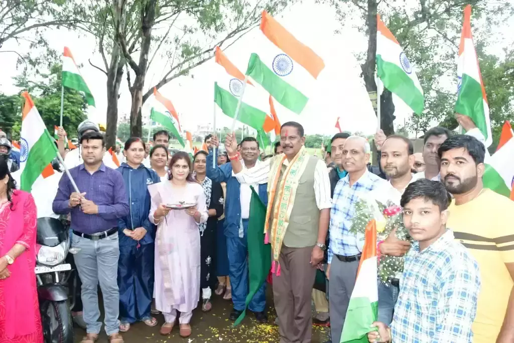 Seoni: तिरंगा अभियान के अंतर्गत सड़कों पर बाइक रैली