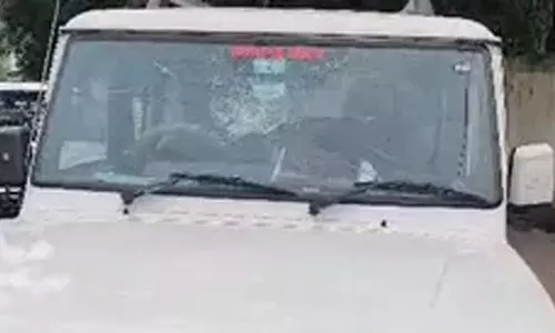शराब बेचने वाली महिला की गिरफ्तारी पर हंगामा, आबकारी टीम पर पत्थर से किया गया हमला शराब बेचने वाली महिला की गिरफ्तारी पर हंगामा, आबकारी टीम पर पत्थर से किया गया हमला