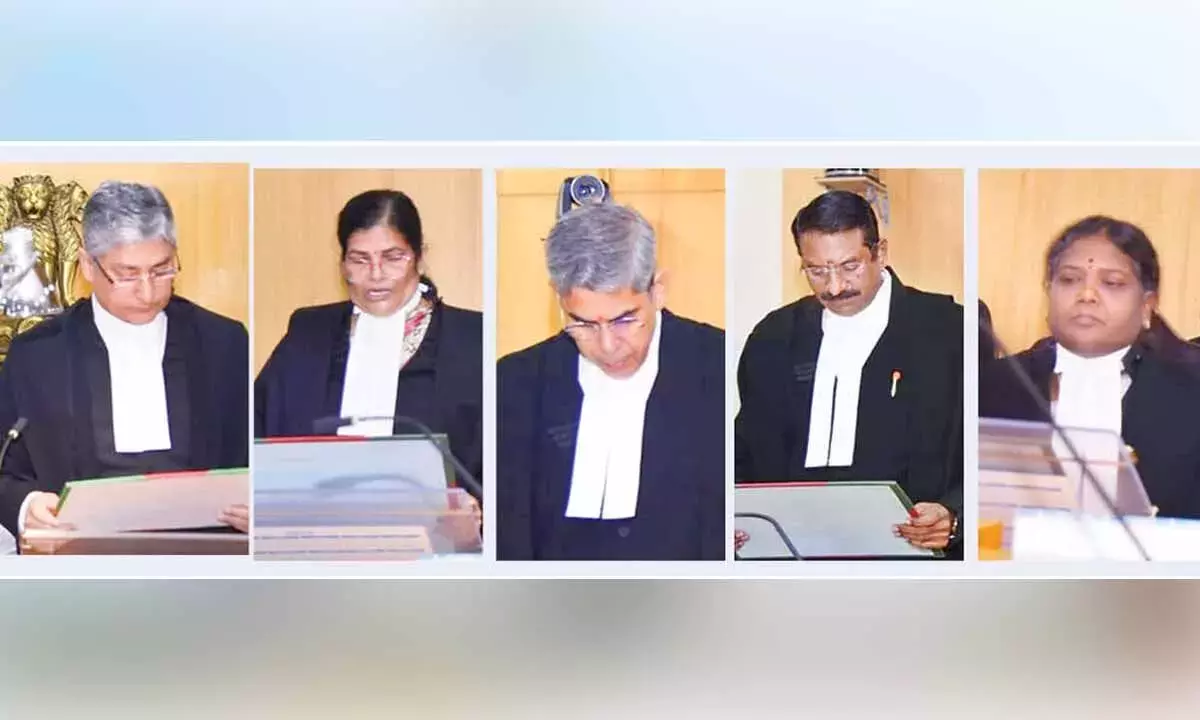 Andhra: आंध्र प्रदेश उच्च न्यायालय के 4 न्यायाधीशों ने शपथ ली Andhra: आंध्र प्रदेश उच्च न्यायालय के 4 न्यायाधीशों ने शपथ ली