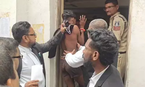 कोर्ट में युवक ने वकील को दिखाया चाकू, वकील संघ ने पीटकर पुलिस को सौंपा