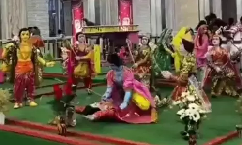 Varanasi: श्रीराम के मानस मंदिर में श्रीकृष्ण लीला की झांकी देख बच्चे हुए आनंदित Varanasi: श्रीराम के मानस मंदिर में श्रीकृष्ण लीला की झांकी देख बच्चे हुए आनंदित