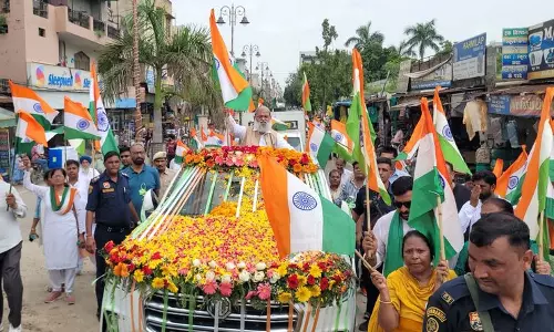 Haryana : विज ने अंबाला छावनी में तिरंगा यात्रा का नेतृत्व किया Haryana : विज ने अंबाला छावनी में तिरंगा यात्रा का नेतृत्व किया