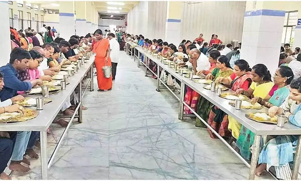 Andhra: गुणवत्तापूर्ण भोजन परोसने के निरंतर प्रयास अनेक श्रद्धालुओं को प्रभावित करते हैं