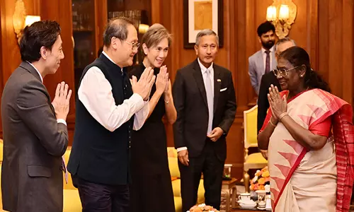 अनिश्चित वैश्विक माहौल में भी भारत-सिंगापुर व्यापक रणनीतिक साझेदारी फल-फूल रही है: President Murmu अनिश्चित वैश्विक माहौल में भी भारत-सिंगापुर व्यापक रणनीतिक साझेदारी फल-फूल रही है: President Murmu