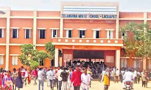 Telangana मॉडल स्कूलों में दाखिले में भारी गिरावट, 50 हजार सीटें खाली Telangana मॉडल स्कूलों में दाखिले में भारी गिरावट, 50 हजार सीटें खाली