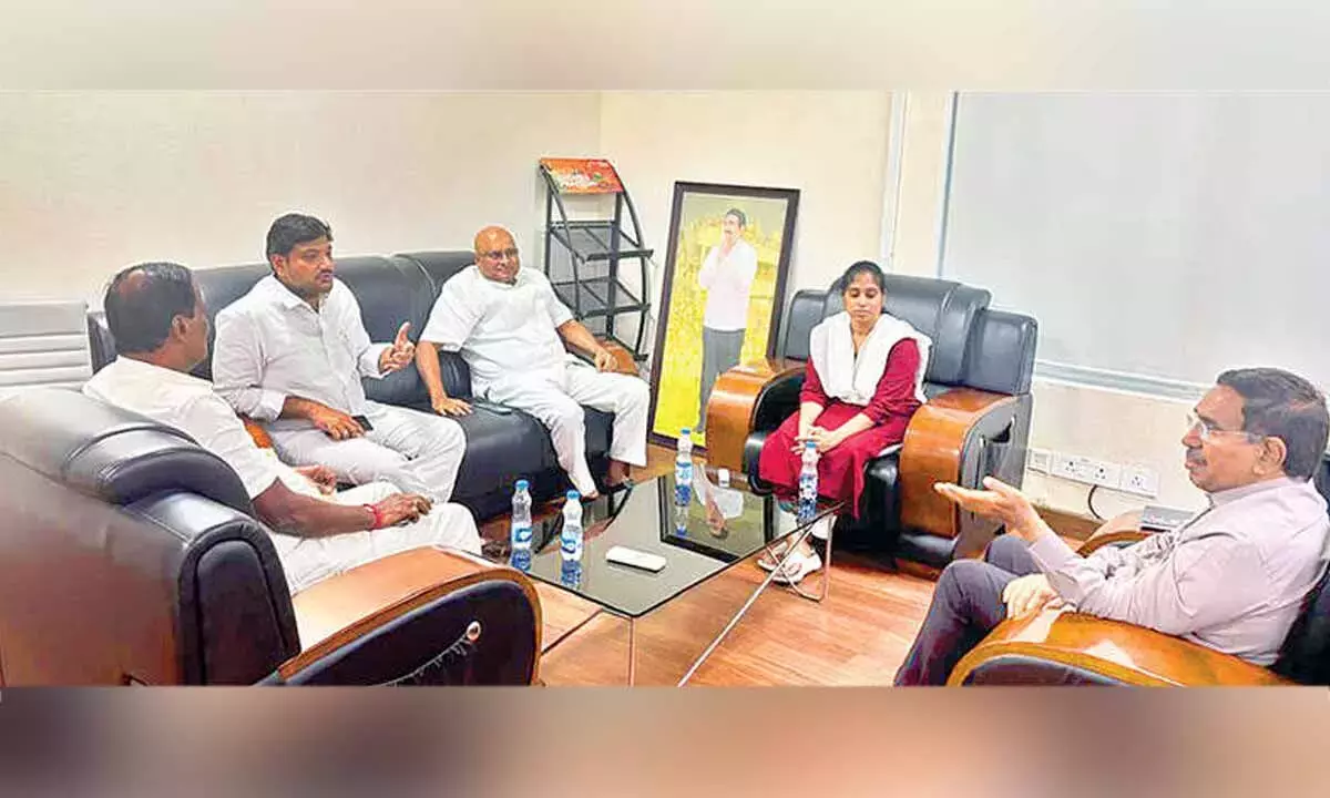 Andhra: विधायकों ने मंत्री से मुलाकात कर विकास के लिए धन मांगा